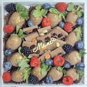 Большой набор клубника и шоколад с ягодами для мамы